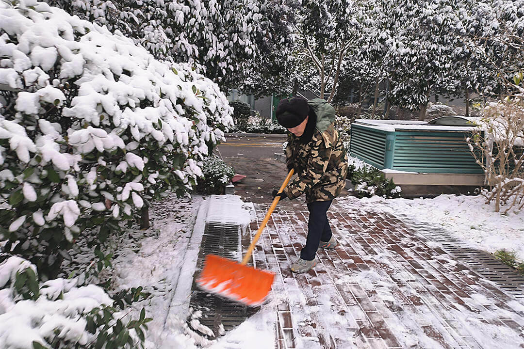 闻雪而动！蒙阴县蒙阴街道干部群众齐心扫出“暖心路”